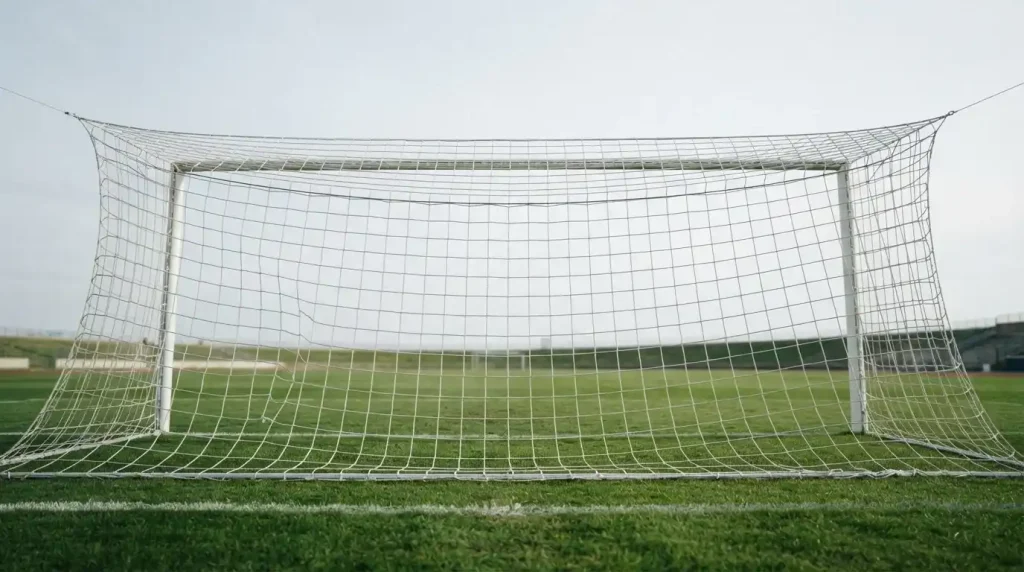 Fußballtor mit straffem Netz aus einem tiefen Blickwinkel